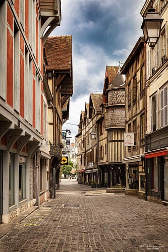 La rue Champeaux, à Troyes, le dernier jour de confinement.
