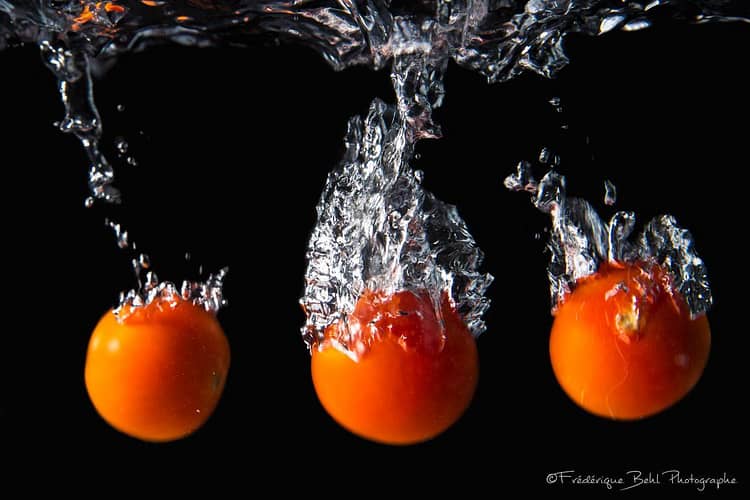 La chute des tomates dans l'eau prise en high speed pour figer le mouvement de l'eau
