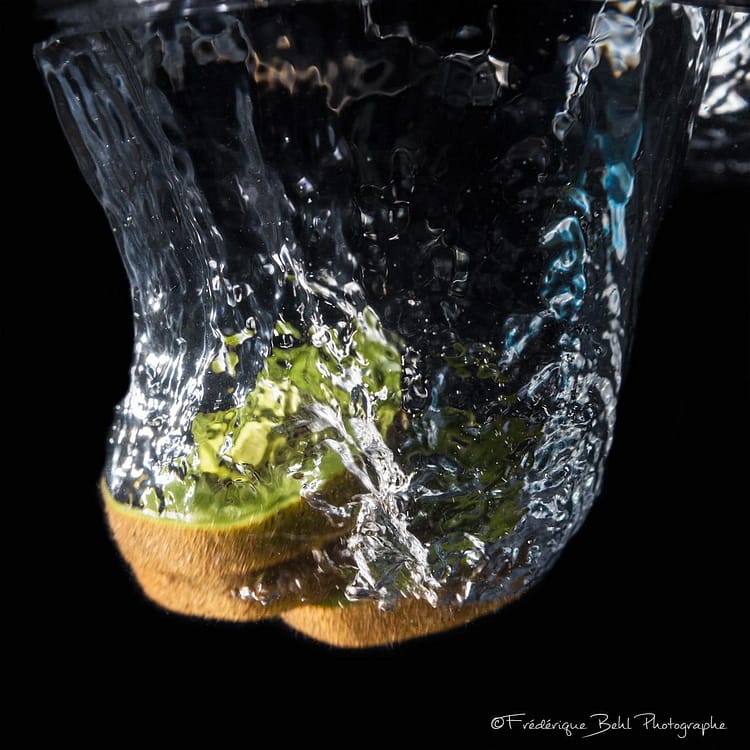 Le mouvement de l'eau lorsque des rondelles de kiwi tombent à l'eau.